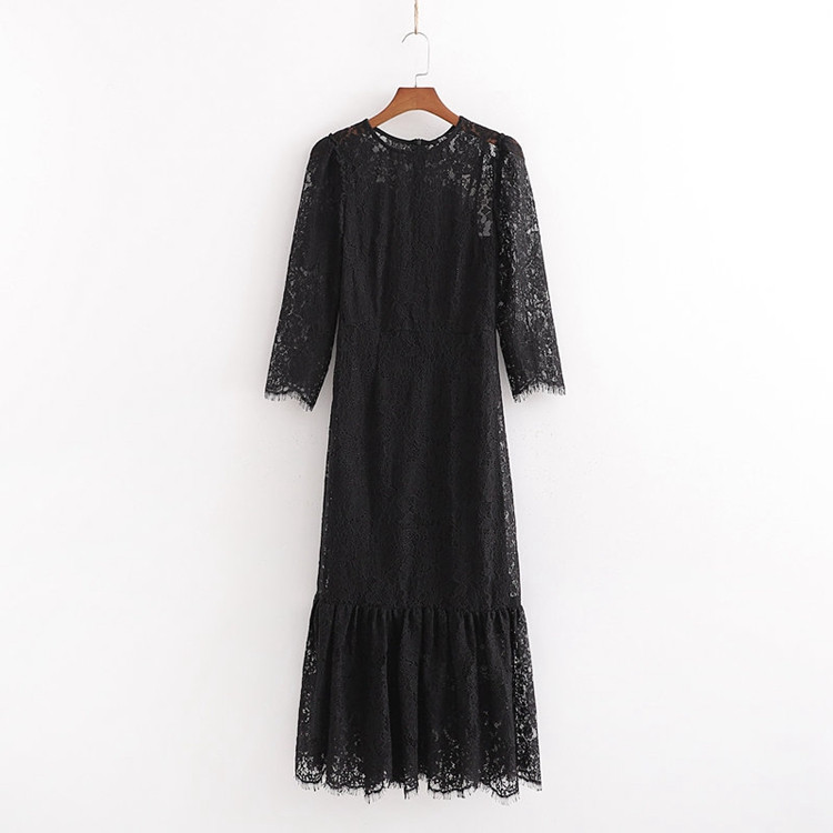 Κομψό μακρύ γυναικείο φόρεμα από δαντέλα σε μαύρο χρώμα