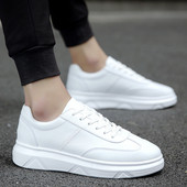 Μοντέρνα ανδρικά έκι δερμάτινα αθλητικά παπούτσια με ίσα πέλμα σε λευκό, μαύρο και κόκκινο χρώμα