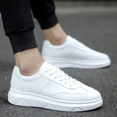 Μοντέρνα ανδρικά έκι δερμάτινα αθλητικά παπούτσια με ίσα πέλμα σε λευκό, μαύρο και κόκκινο χρώμα