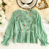 Cămașă de damă cu decolteu rotund și broderie în trei culori