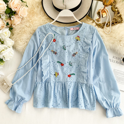 Cămașă de damă cu decolteu rotund și broderie în trei culori