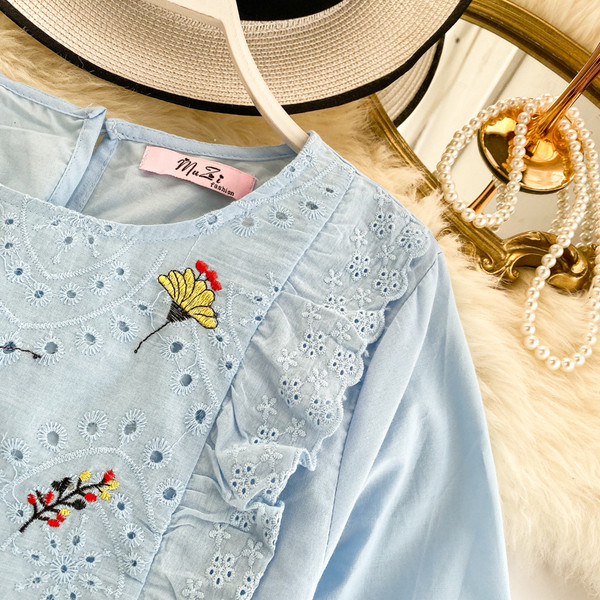 Cămașă de damă cu decolteu rotund și broderie în trei culori