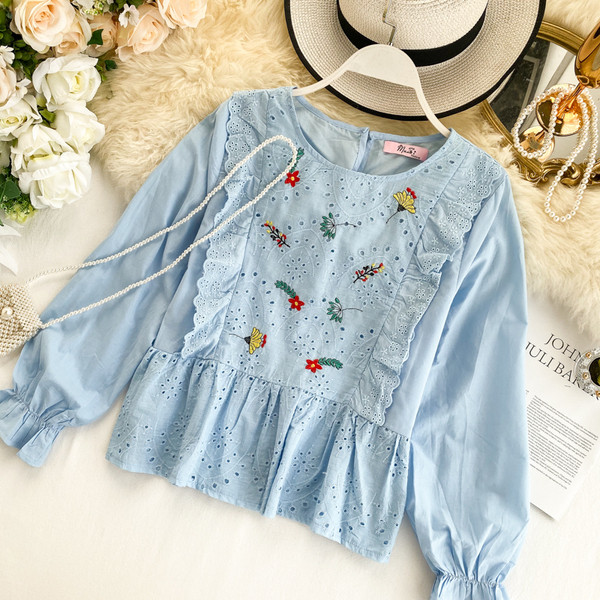 Cămașă de damă cu decolteu rotund și broderie în trei culori