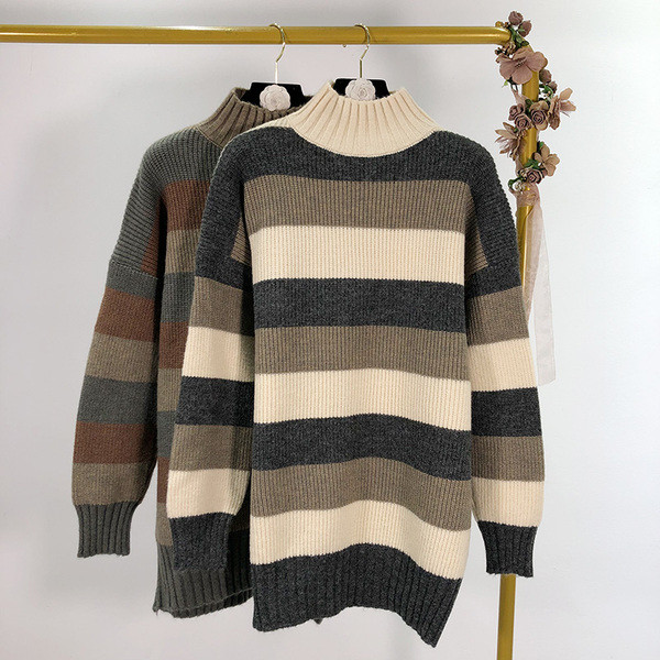 Γυναικείο  ριγέ πουλόβερ με ψηλό κολάρο