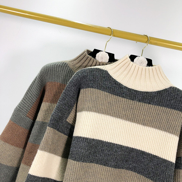 Γυναικείο  ριγέ πουλόβερ με ψηλό κολάρο