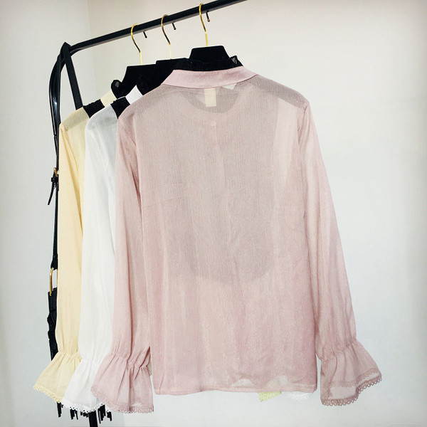 Cămașă de damă cu dantelă la guler în roz și alb