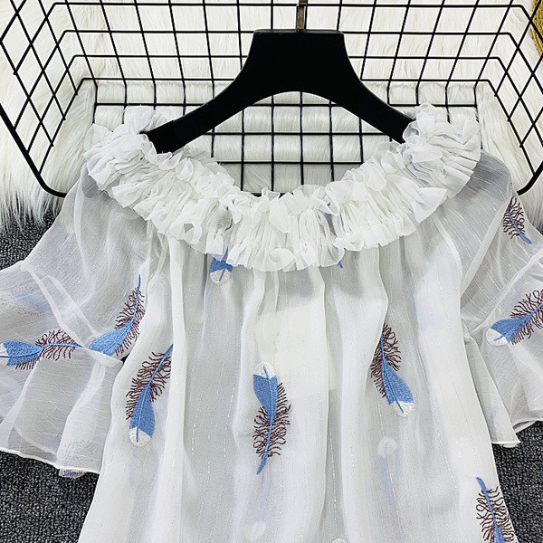 Γυναικεία μπλούζα με έγχρωμη εφαρμογή σε λευκό χρώμα