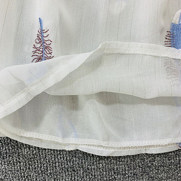 Γυναικεία μπλούζα με έγχρωμη εφαρμογή σε λευκό χρώμα