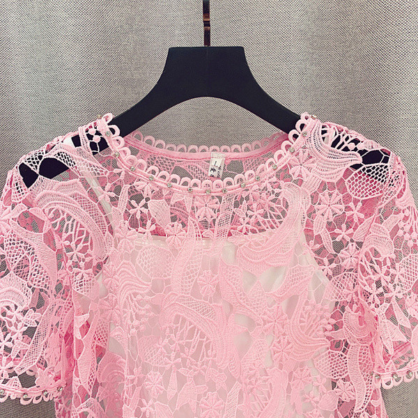 Κομψή γυναικεία μπλούζα από δαντέλα με κοντό μανίκι σε ροζ χρώμα