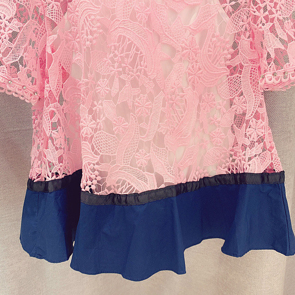 Κομψή γυναικεία μπλούζα από δαντέλα με κοντό μανίκι σε ροζ χρώμα