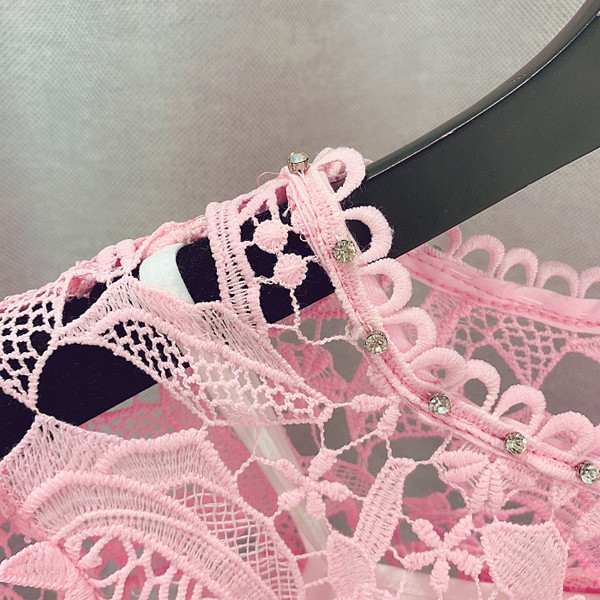 Κομψή γυναικεία μπλούζα από δαντέλα με κοντό μανίκι σε ροζ χρώμα