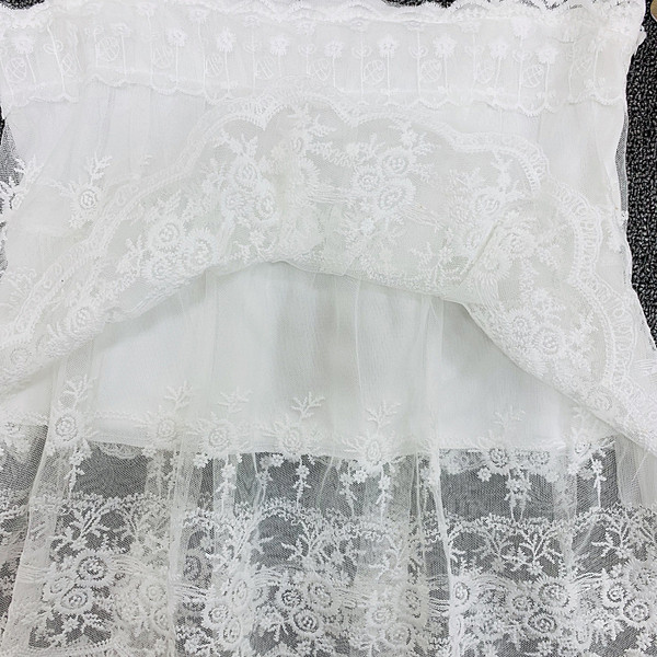 Maieu de damă din dantelă cu bretele largi în alb și galben