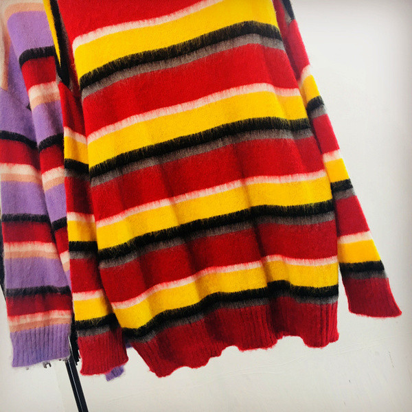 Γυναικεία ριγέ πουλόβερ - μακρύ μοντέλο σε δύο χρώματα