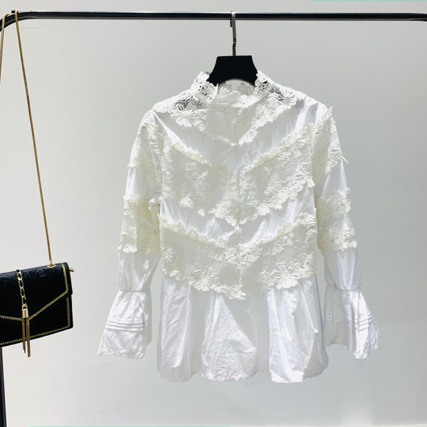 Γυναικεία μπλούζα με δαντέλα και μανίκι λωτού σε λευκό χρώμα