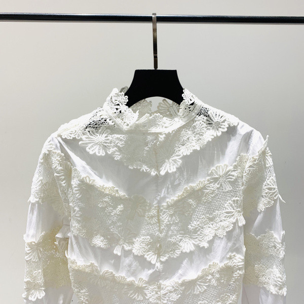 Γυναικεία μπλούζα με δαντέλα και μανίκι λωτού σε λευκό χρώμα