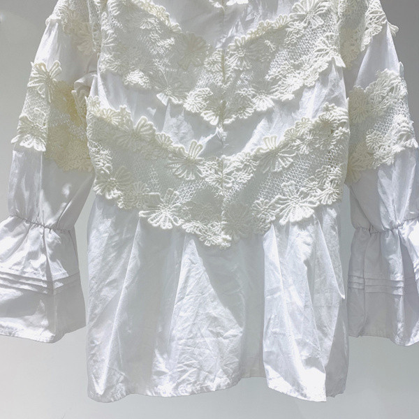 Γυναικεία μπλούζα με δαντέλα και μανίκι λωτού σε λευκό χρώμα