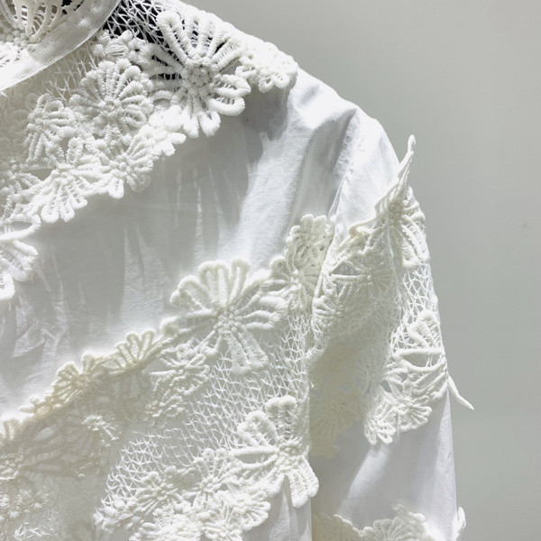 Γυναικεία μπλούζα με δαντέλα και μανίκι λωτού σε λευκό χρώμα