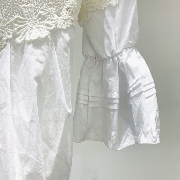 Γυναικεία μπλούζα με δαντέλα και μανίκι λωτού σε λευκό χρώμα