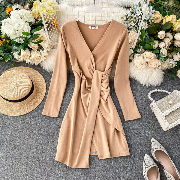 Κομψό γυναικείο φόρεμα με λαιμόκοψη και μακρύ μανίκι σε διάφορα χρώματα