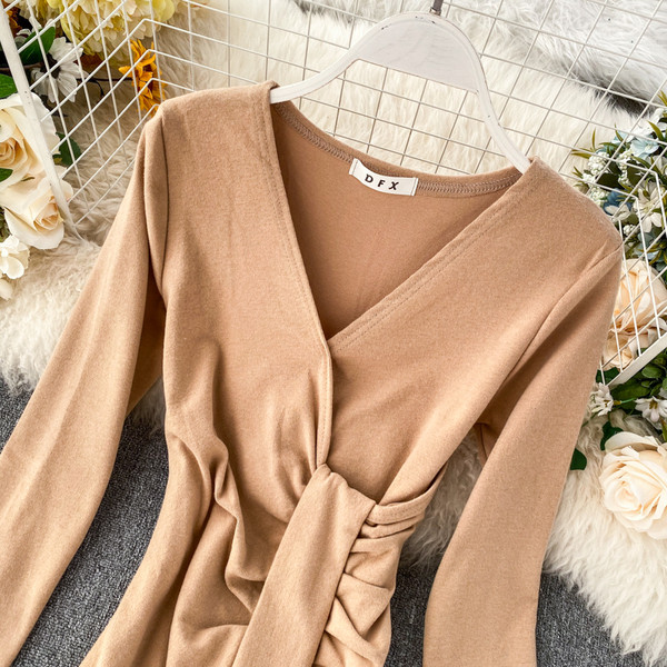 Κομψό γυναικείο φόρεμα με λαιμόκοψη και μακρύ μανίκι σε διάφορα χρώματα