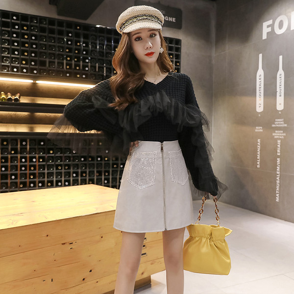 Σύγχρονη γυναικεία φούστα δερματίνι με φερμουάρ και τσέπες