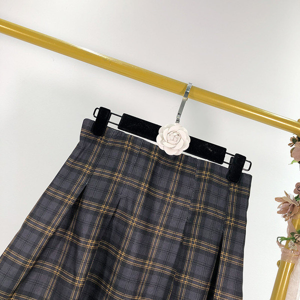 Fusta scurta in carouri cu talie inalta - model croiat