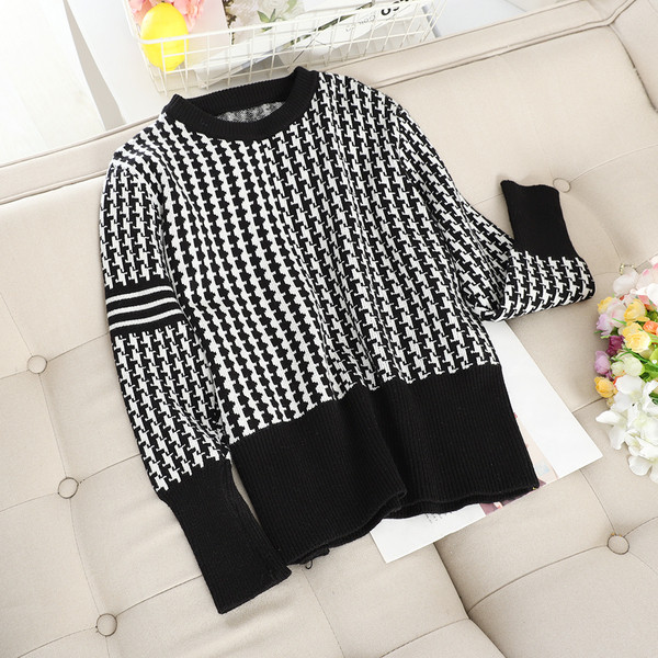 Női pulóver ovális nyakkivágással, fekete színben