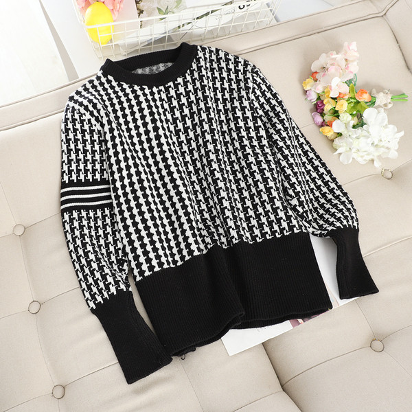 Női pulóver ovális nyakkivágással, fekete színben