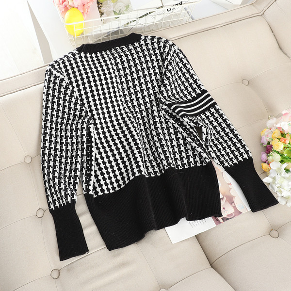 Női pulóver ovális nyakkivágással, fekete színben