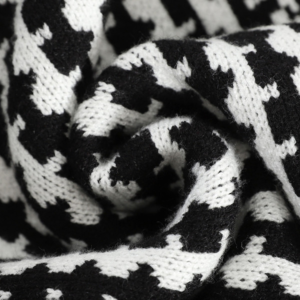 Női pulóver ovális nyakkivágással, fekete színben