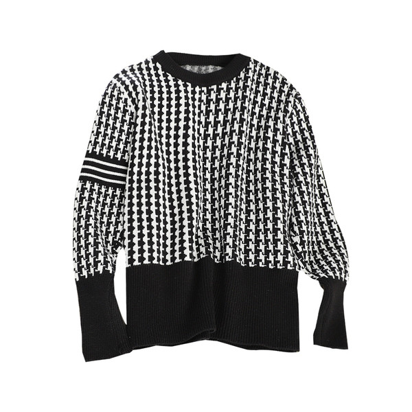 Női pulóver ovális nyakkivágással, fekete színben