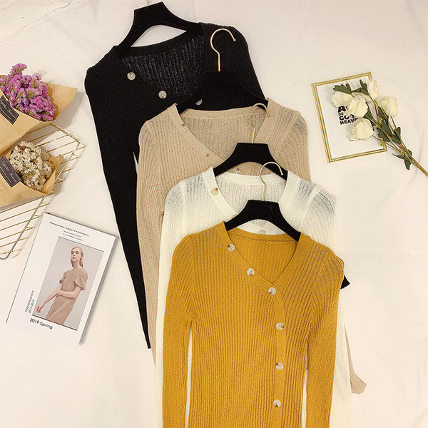 Pulover de dama modern cu nasturi si decolteu spitz in patru culori