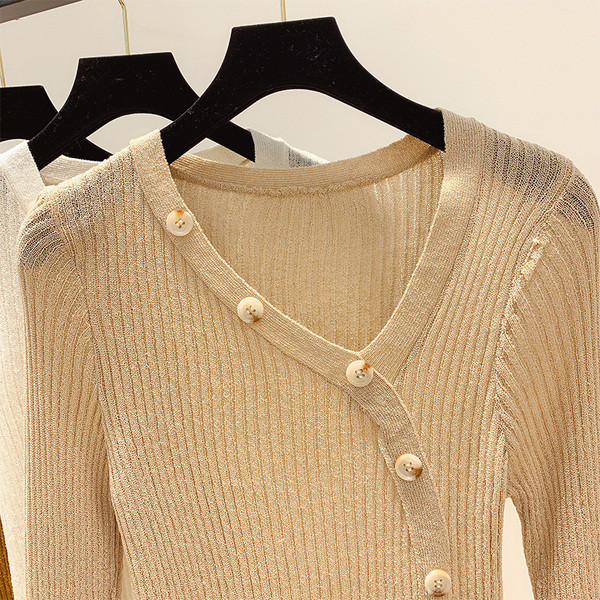 Pulover de dama modern cu nasturi si decolteu spitz in patru culori