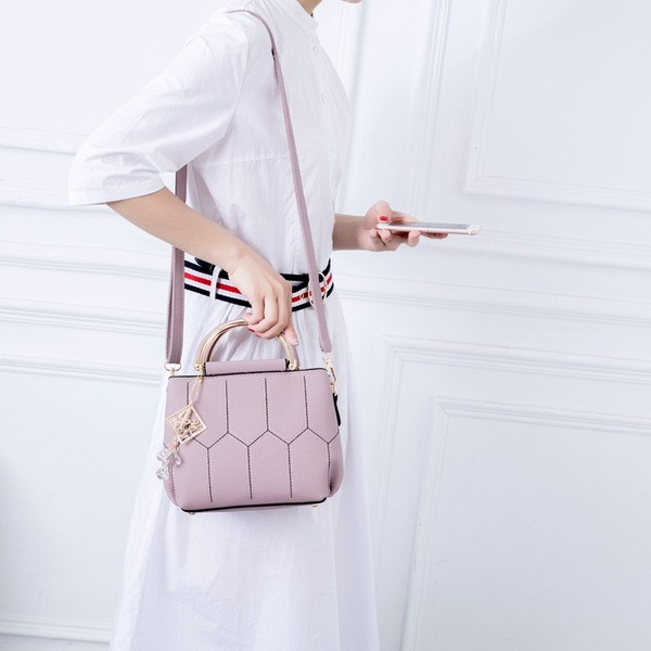 Geanta de dama moderna cu elemente metalice si pandantive