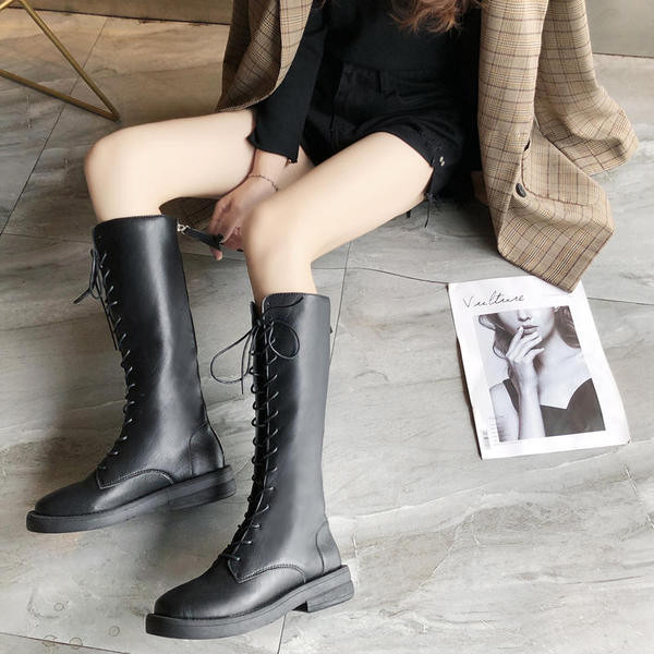 Fekete fűzős női csizma