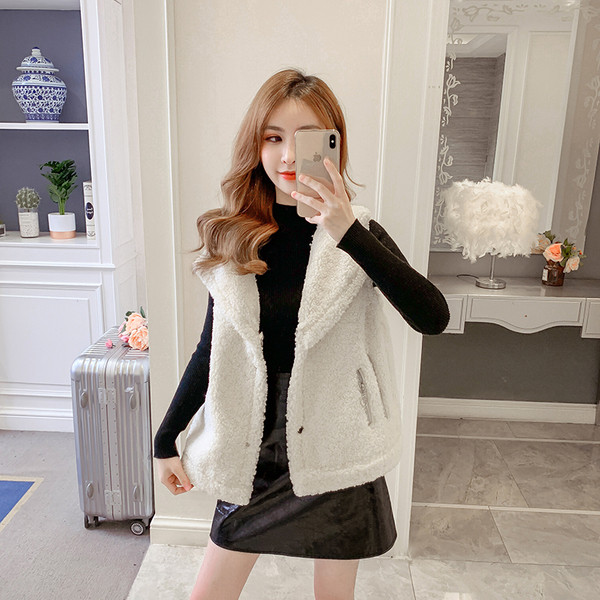 Νέο μοντέλο γυναικείο γιλέκο με τσέπες σε λευκό και πράσινο χρώμα