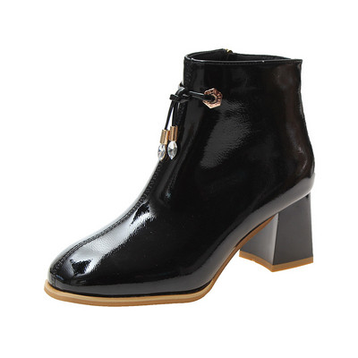 Μοντέρνες γυναικείες μπότες με παχιά τακούνια σε δύο χρώματα