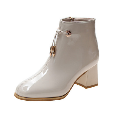 Μοντέρνες γυναικείες μπότες με παχιά τακούνια σε δύο χρώματα