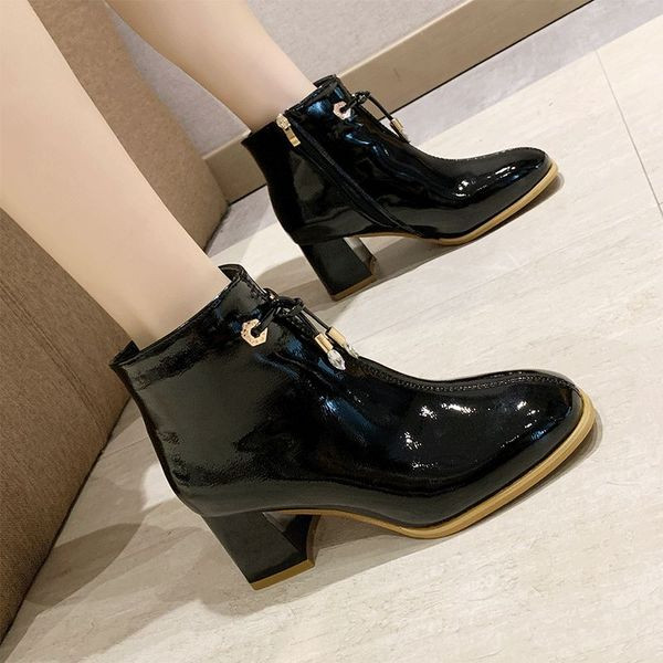 Μοντέρνες γυναικείες μπότες με παχιά τακούνια σε δύο χρώματα