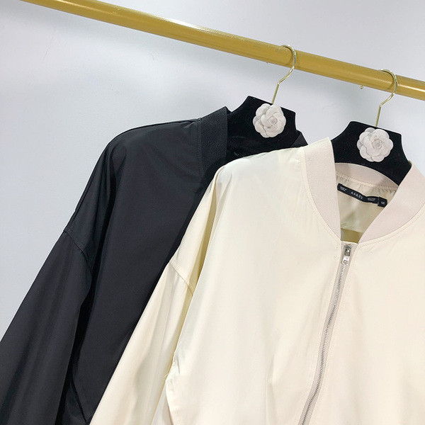 Geaca de dama scurta primavara-toamna cu fermoar in alb si negru