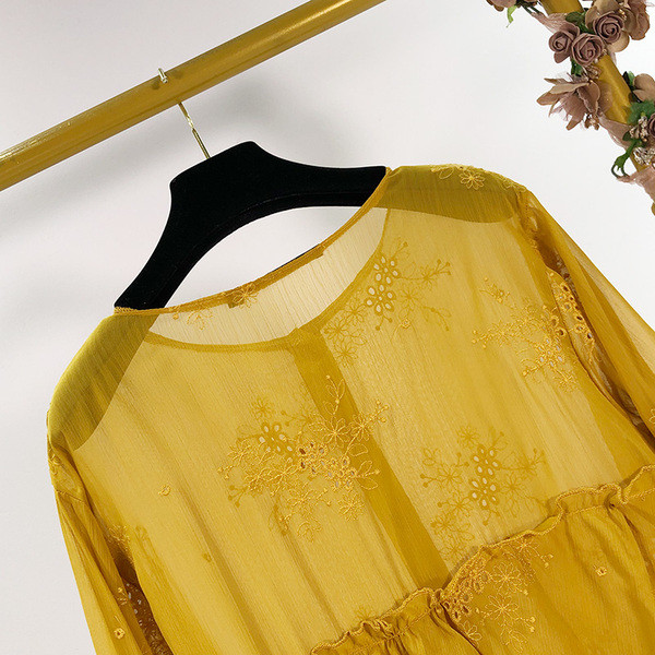 Cămașă lată de damă cu broderie în galben