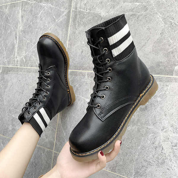 Alkalmi női csizma fekete fűzővel