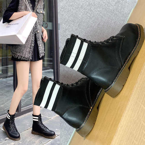 Alkalmi női csizma fekete fűzővel