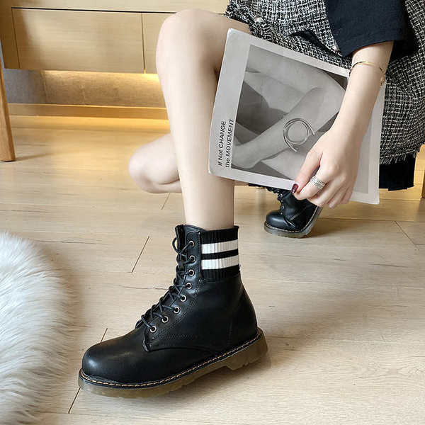 Alkalmi női csizma fekete fűzővel