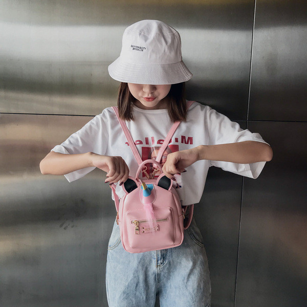 Rucsac modern pentru copii cu elemente 3D în alb și negru