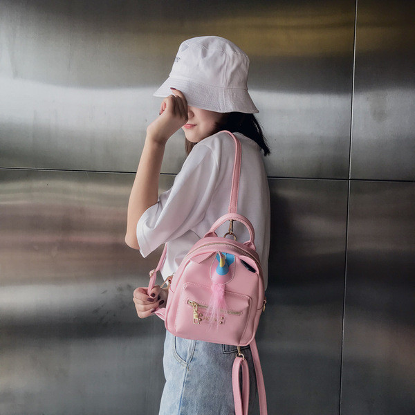 Rucsac modern pentru copii cu elemente 3D în alb și negru