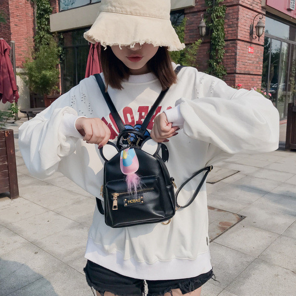 Rucsac modern pentru copii cu elemente 3D în alb și negru