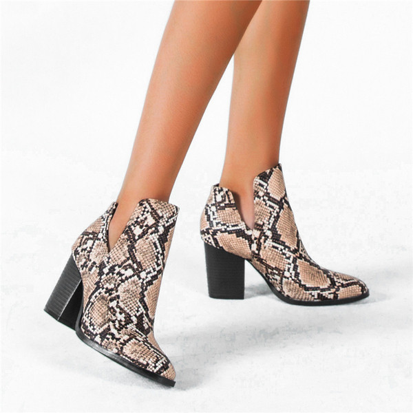 Μοντέρνες γυναικείες μπότες με παχιά τακούνια και ζωικό μοτίβο σε τρία χρώματα