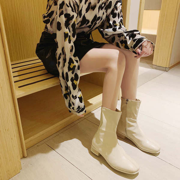 Μοντέρνες γυναικείες μπότες με φερμουάρ σε τρία διαφορετικά χρώματα