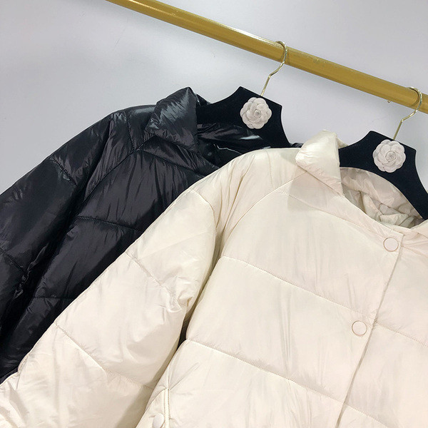 Geaca de iarna de dama cu nasturi in alb si negru